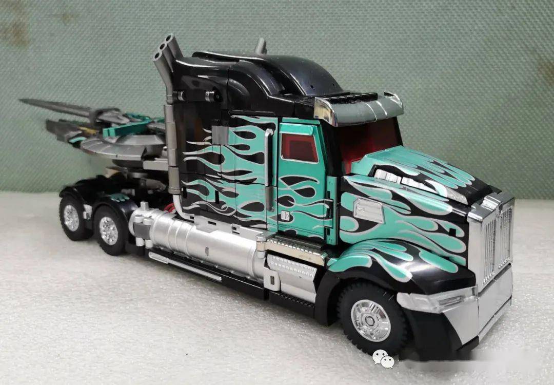 【评玩具】子小天:粑粑总测评《ut 暗黑骑士擎天柱,震惊把玩感受!》