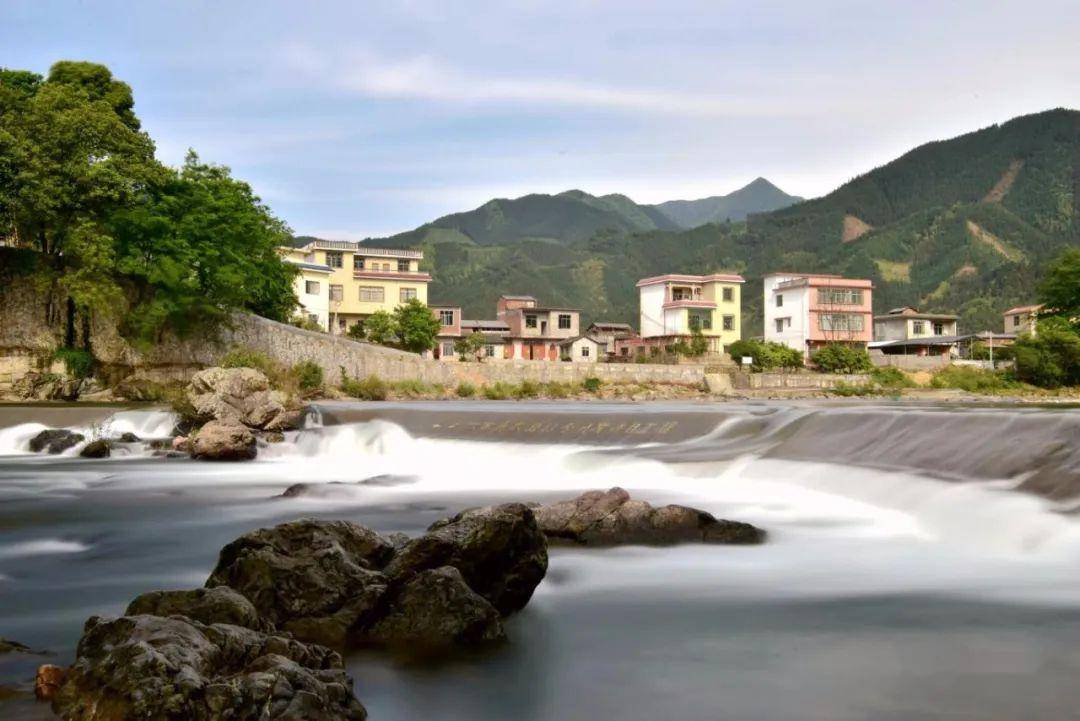 在和灌阳县黄关镇相邻的观音阁乡二十五里峡风景区两边,有一个风景