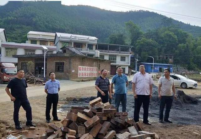 局长钟艺兵前往省局脱贫攻坚联点村新邵县太芝庙镇严塘村调研工作