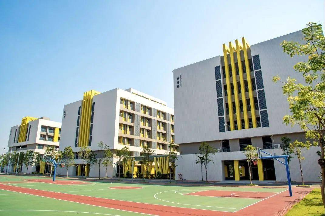 "一草一木皆是景,学校依然很美丽.