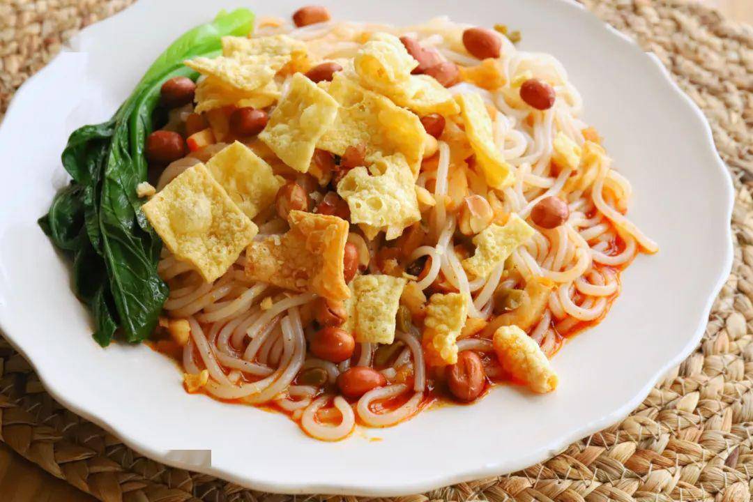 平时有在螺蛳粉店里嗦过拌螺蛳粉的,其实用这包粉也能轻松搞定,亲测比