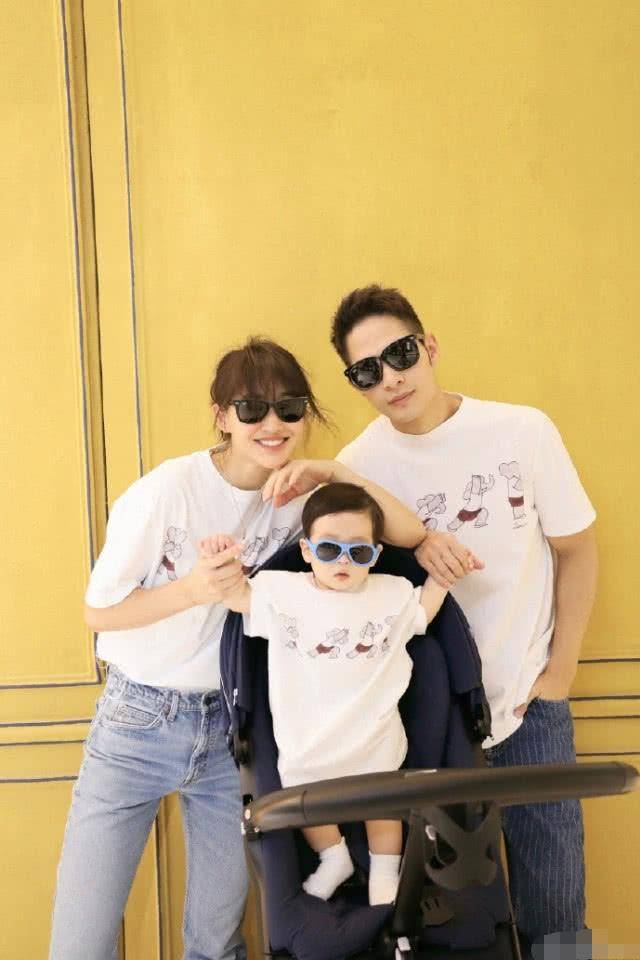 陈燃一家三口穿亲子装迎六一十个月罗密欧戴墨镜一脸高冷萌翻