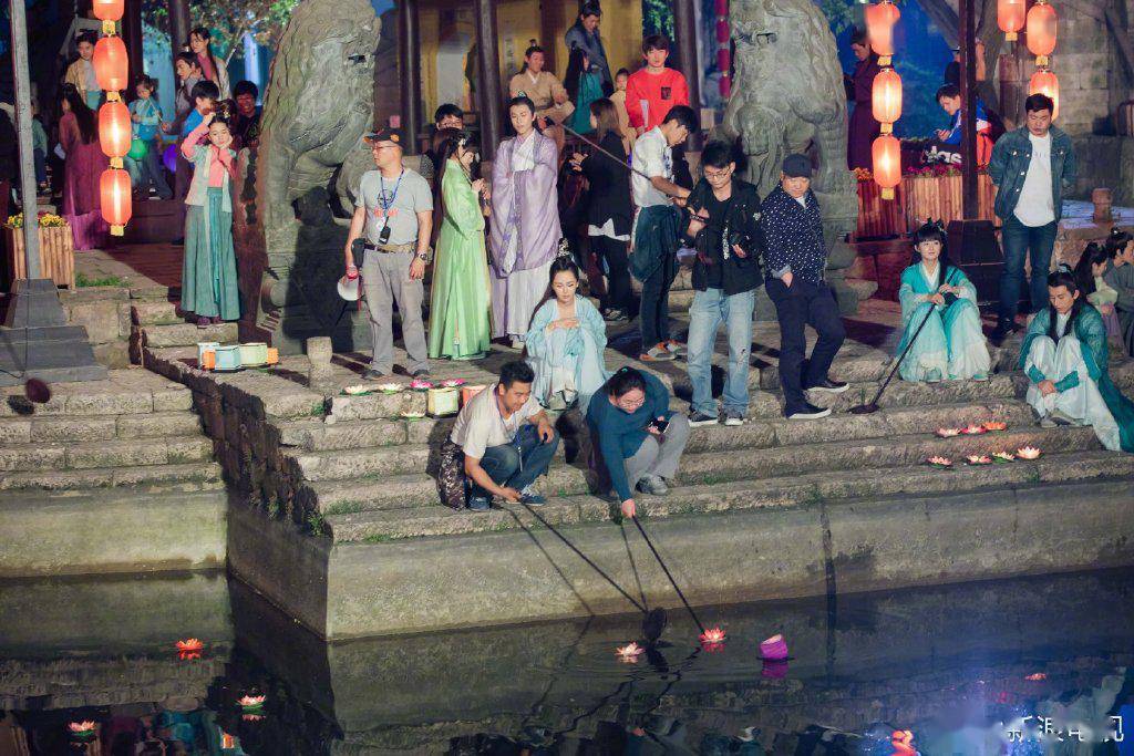 《诛仙青云志》再曝拍摄花絮 赵丽颖抱膝坐台阶小巧可爱