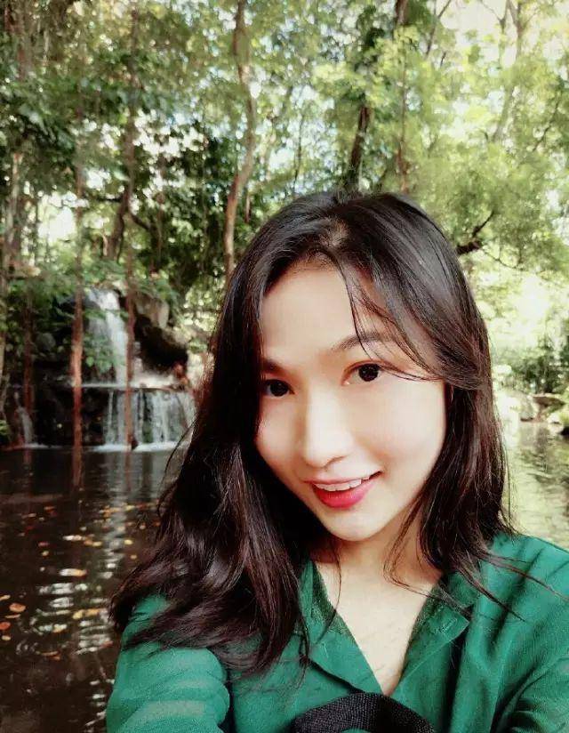 90后天才美女的彪悍之路小学辍学5岁师从父亲学绘画26岁在水立方办展