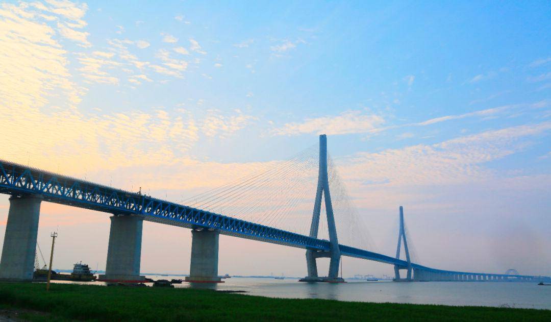 锡通高速公路共建通道建设,为4线铁路 6车道高速公路的公铁两用大桥