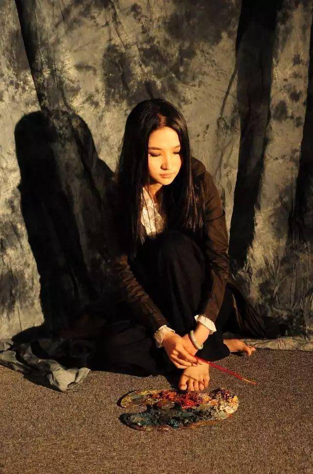 的彪悍之路:小学辍学,5岁师从父亲学绘画,26岁在水立方办展…_西茜