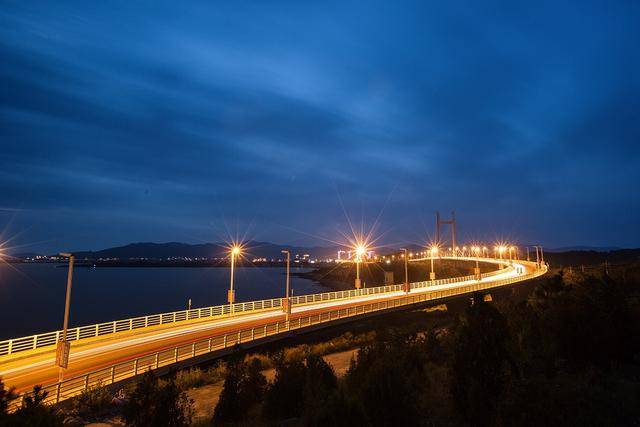 金州湾大桥全长900米桥宽155米至184为双向两车道