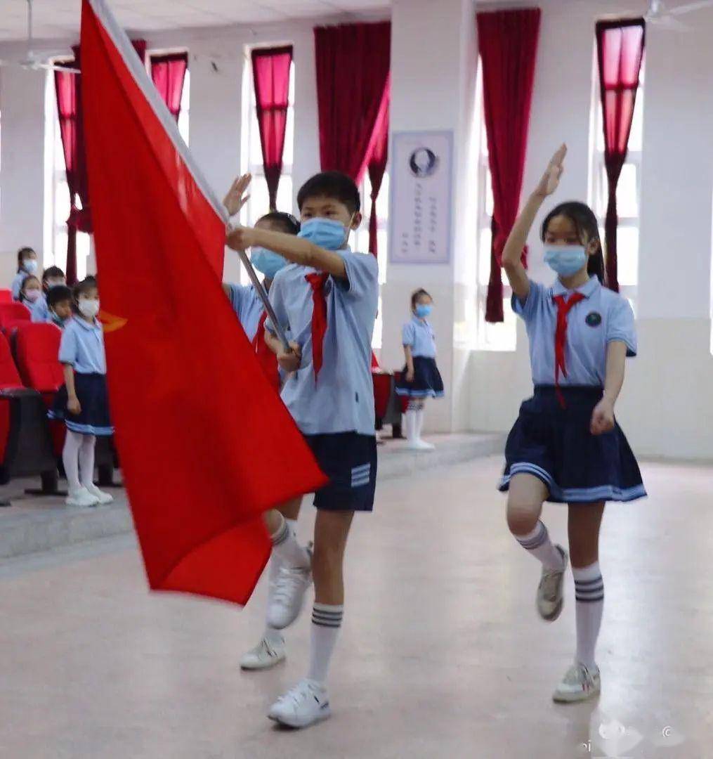 迎接少代会争做好队员中山小学南明校区一年级新队员入队仪式