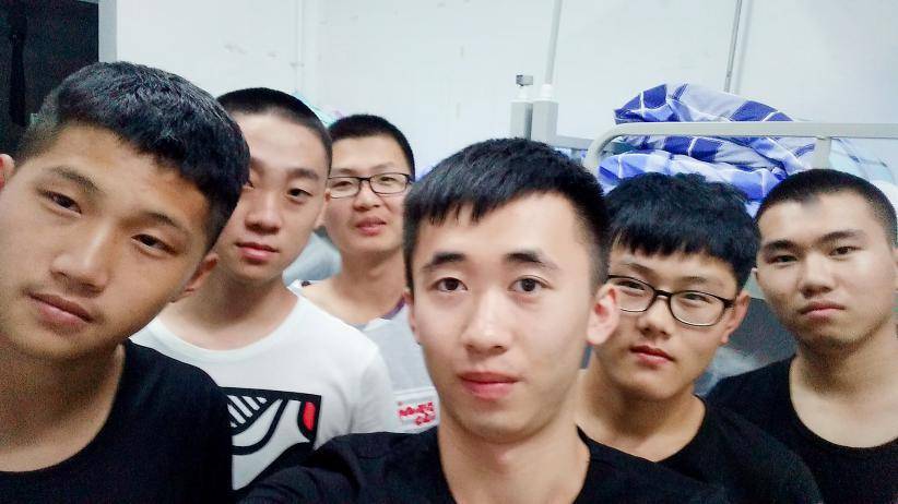 袁鑫凯葫芦岛特产老八秘制小汉堡,你来葫芦岛我携手老八管你. .