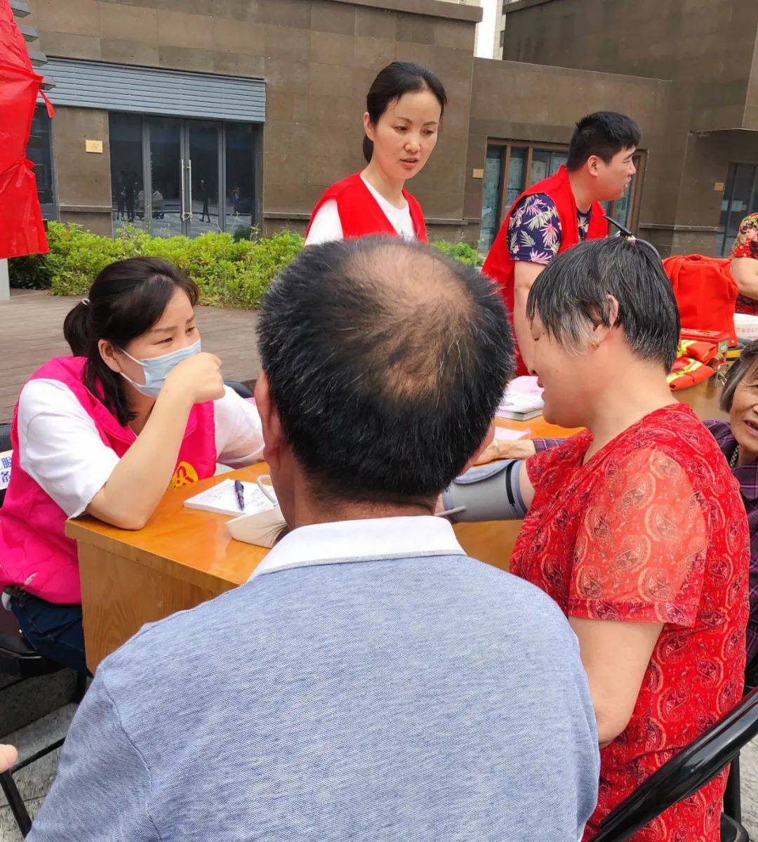 健康检查免费发放计生用品丰富了社区内广大育龄妇女们的健康知识