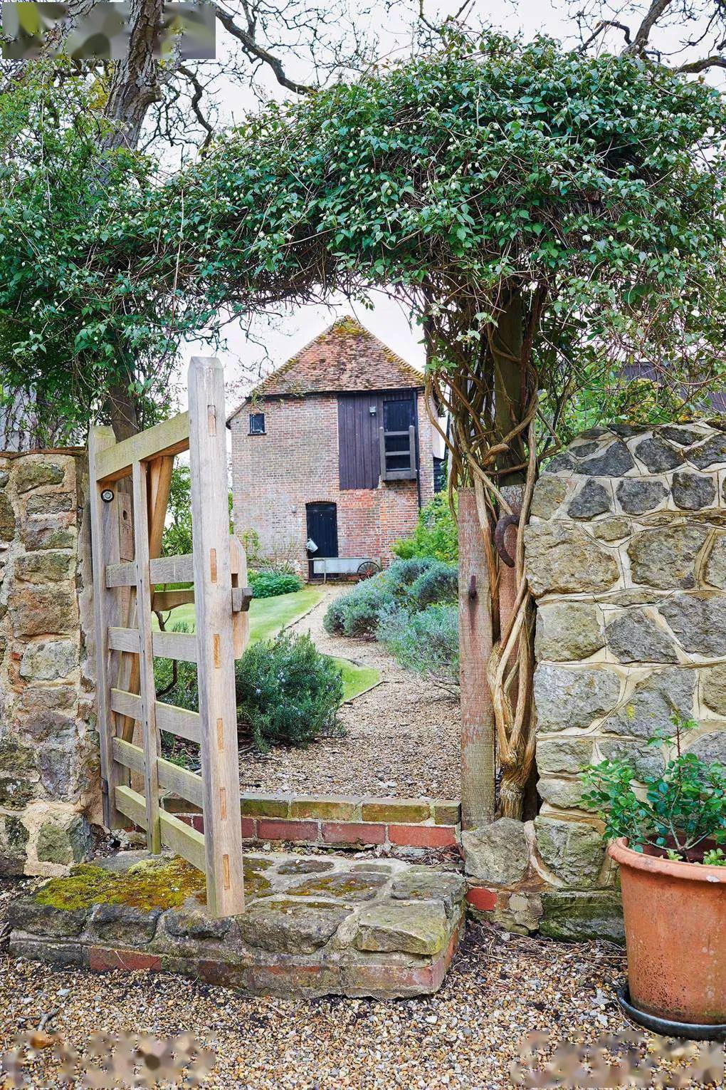 改造后的农舍的后院,仿佛进入童话世界般.