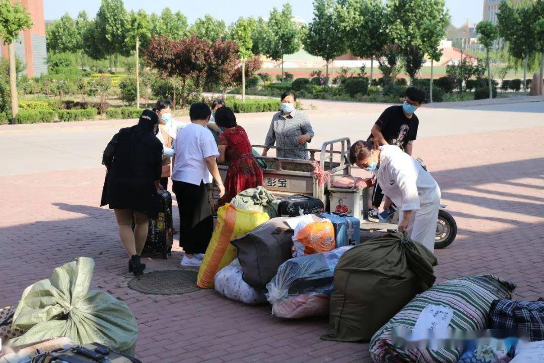 提前搬行李,苏威为学生筑起安全复课的"铜墙铁壁"