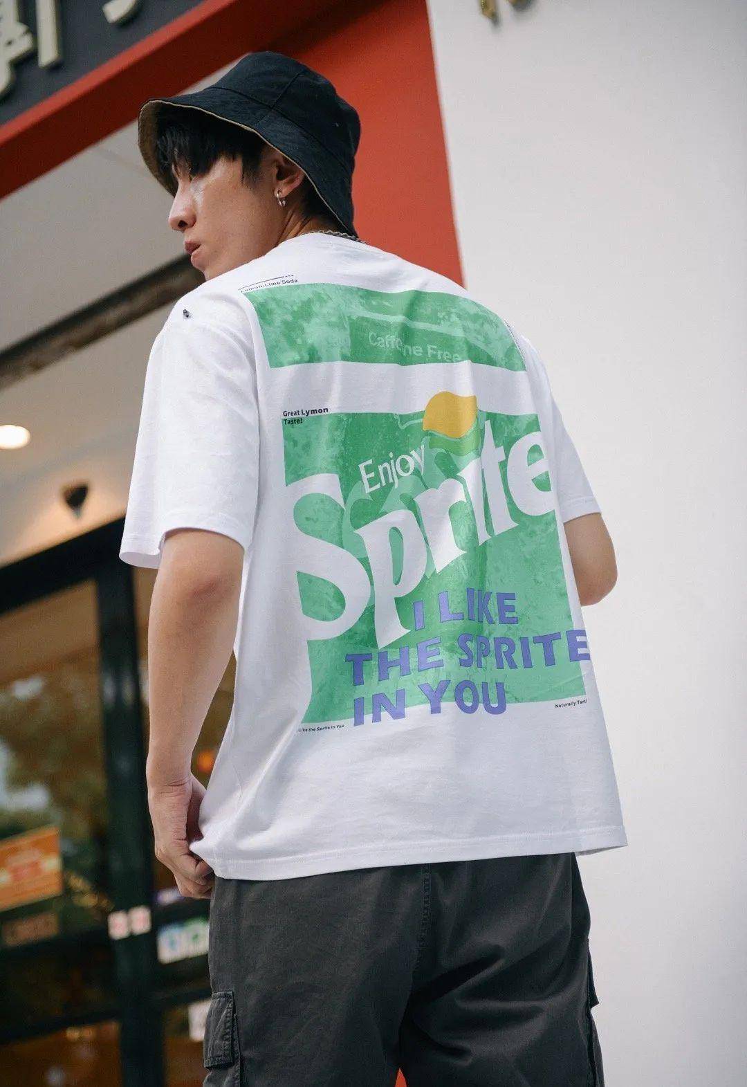 夏季限定清爽t,以白色为主基调,正面胸前sprite小logo的设计,经典百搭