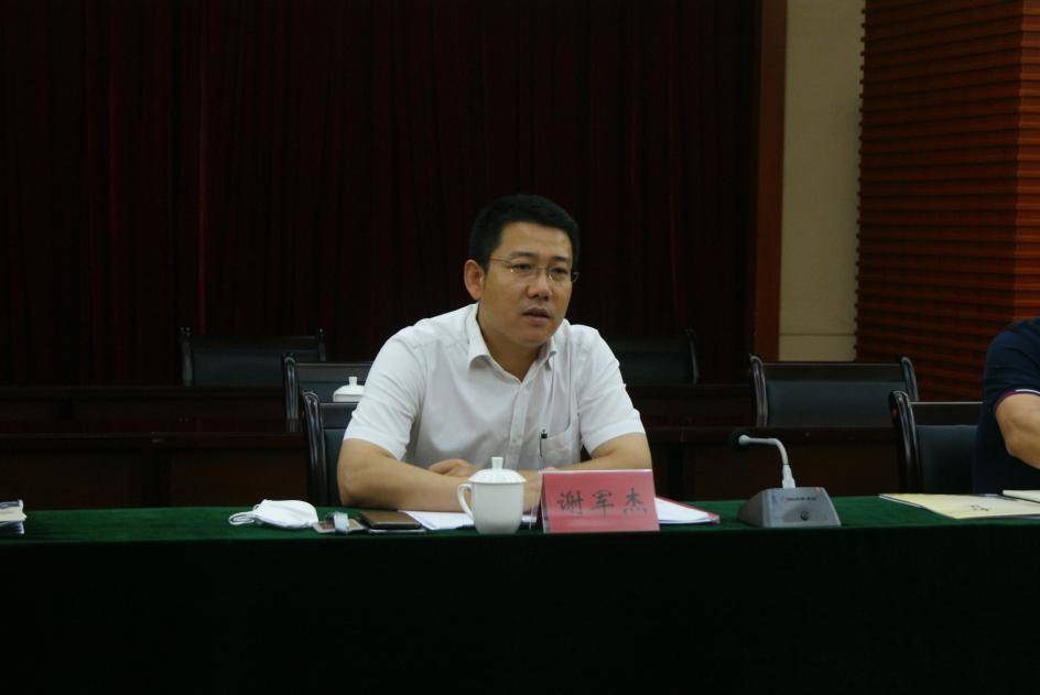 谢军杰代表南区党工委对杨安队常委调研组一行表示欢迎,并就相关工作