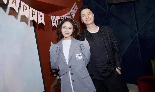 王凯为旗下艺人张佳宁庆生张佳宁穿短裙小腹平坦力破怀孕传言