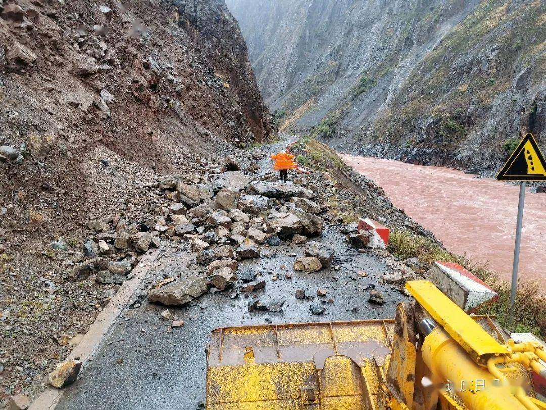 维西县康普乡境内道路塌方,德维路中断,目前公路部门正在抢修中,通车