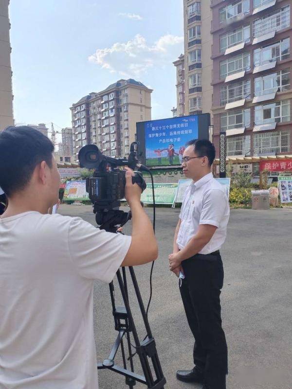 共青团鹤壁市委书记王小强来到大辛庄活动现场参与此次宣传活动