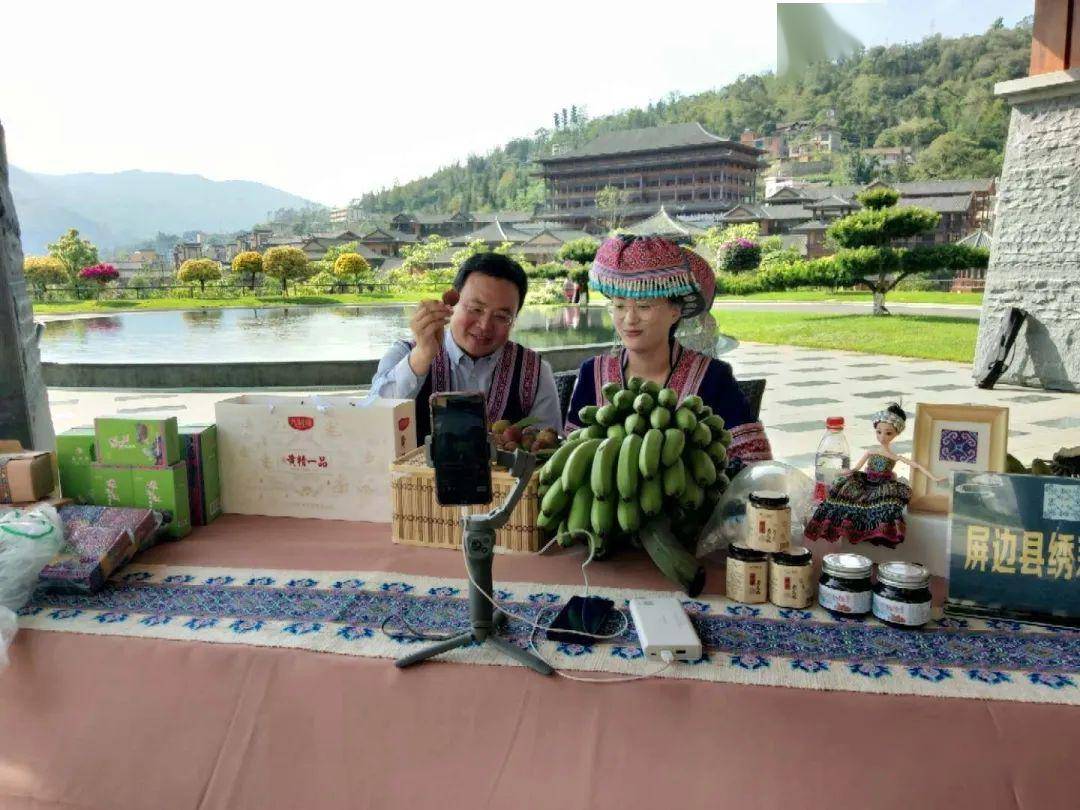 化身网红直播带货副县长为屏边特产美食代言
