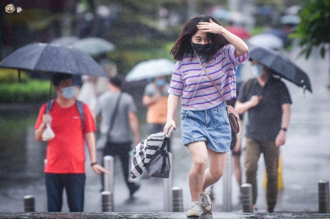 各位街坊注意,暴雨 7级大风 强雷电!最近的天气是这样的.