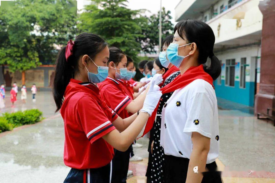 北流:红领巾飘起来,争做合格接班人_少先队员