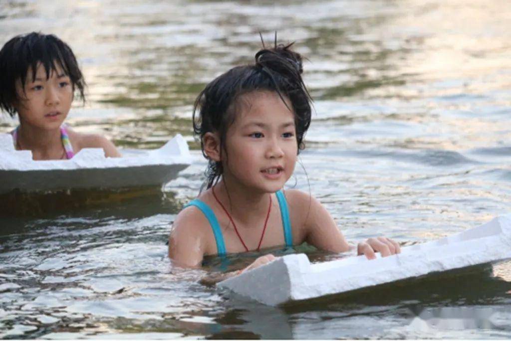 农村小女孩 游泳图片