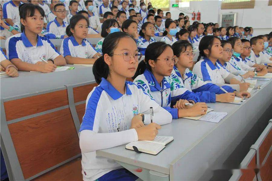 临沧市第一中学组织开展奋斗的我,最美的国先进事迹报告会