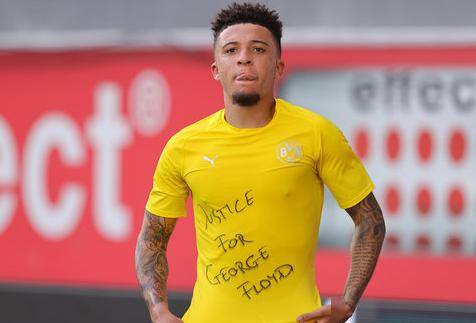 桑乔破门后脱衣,t恤上写为弗洛伊德伸张正义