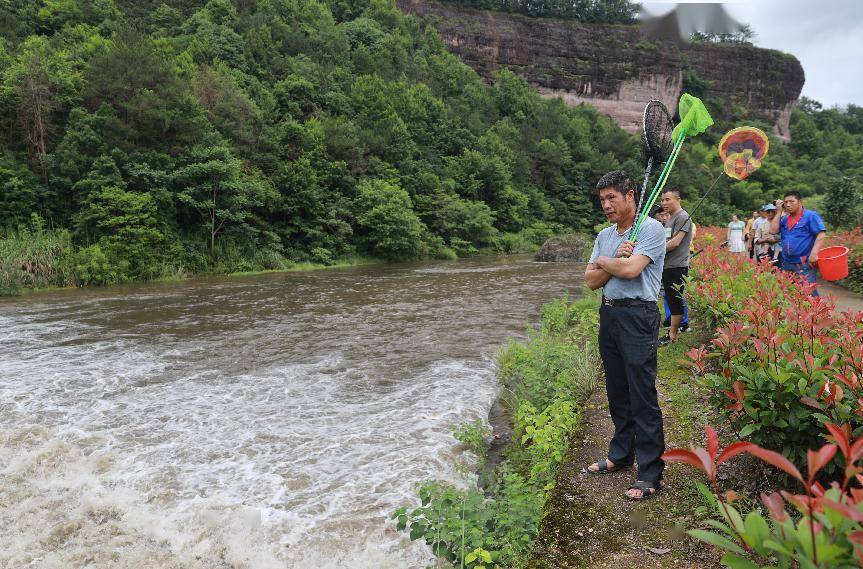 杨溪水库开闸泄洪,下游数百人都在等