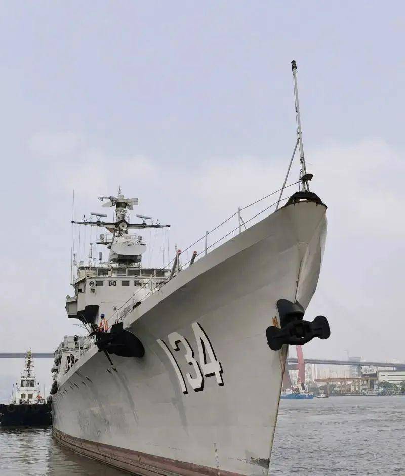 即将启程的遵义舰遵义舰曾是中国海军信息化手段最高,指挥能力最强的