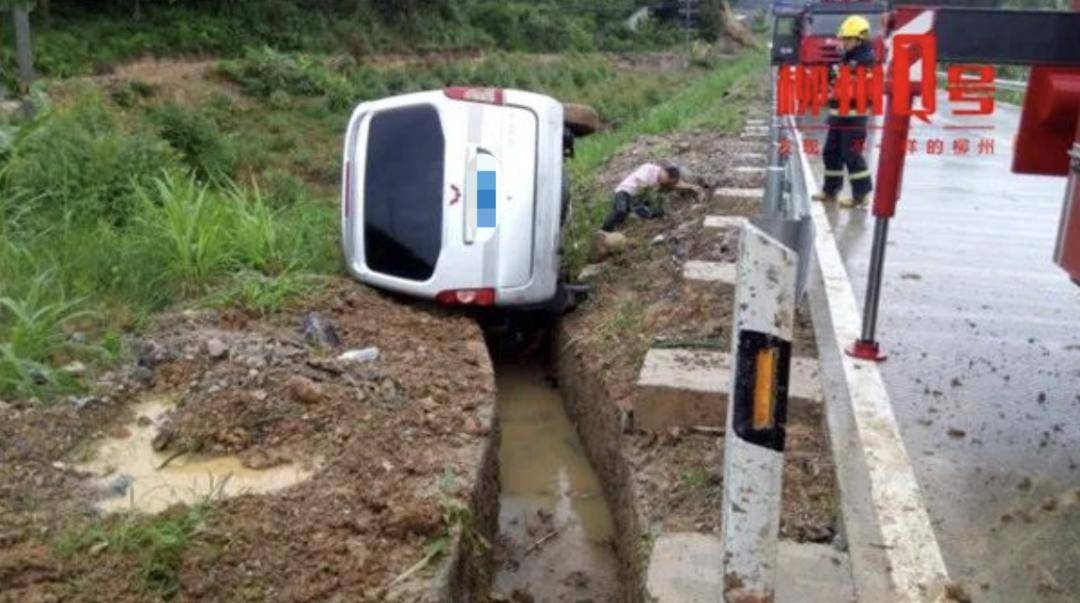 一名乘客被甩出车外,不幸当场身亡