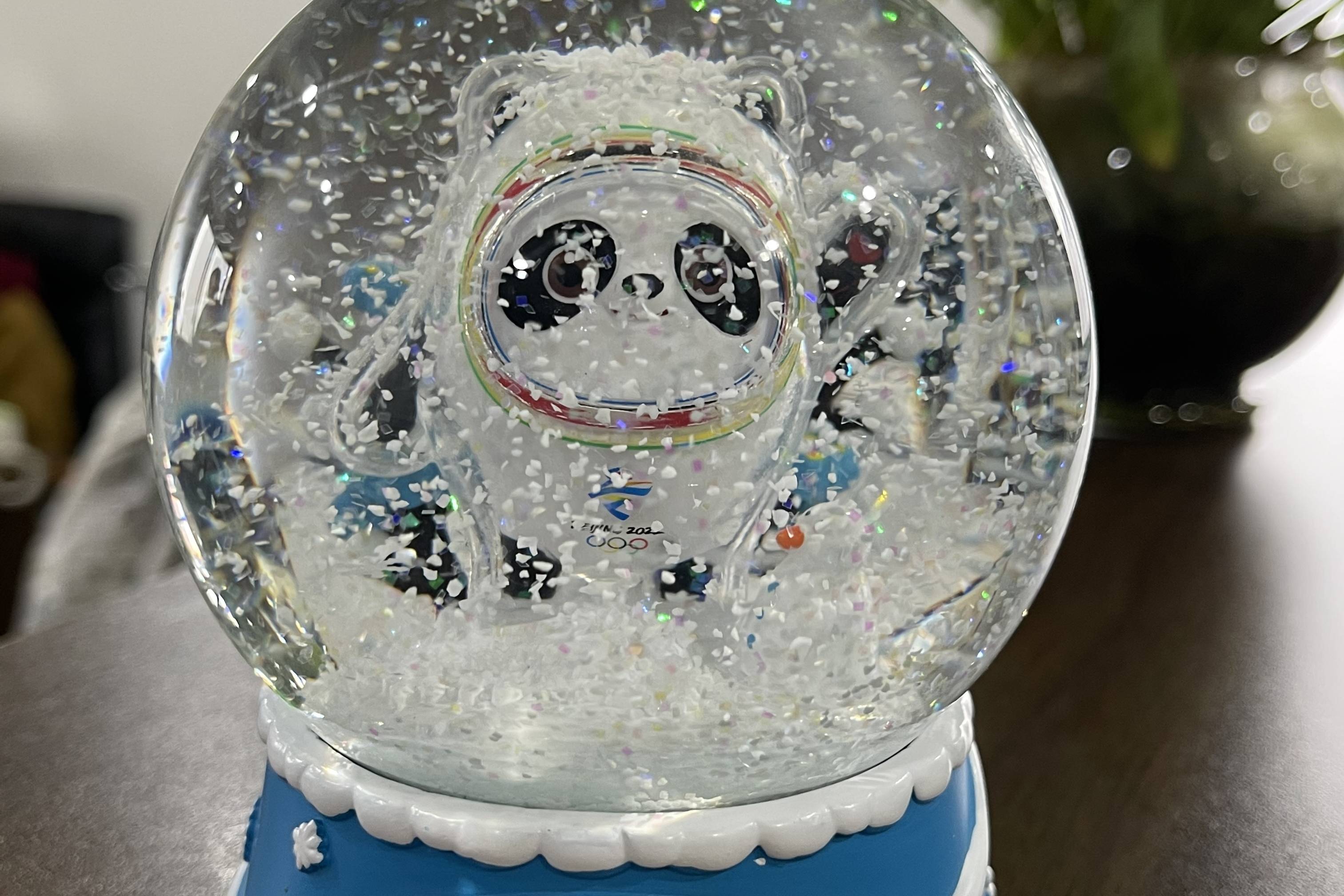 冰墩墩纪念水晶球冬日欢歌