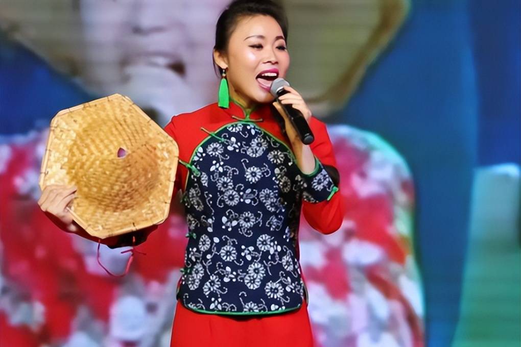 草帽姐从垃圾桶里捡西瓜吃手摸肚子被疑怀孕家里装修非常精致