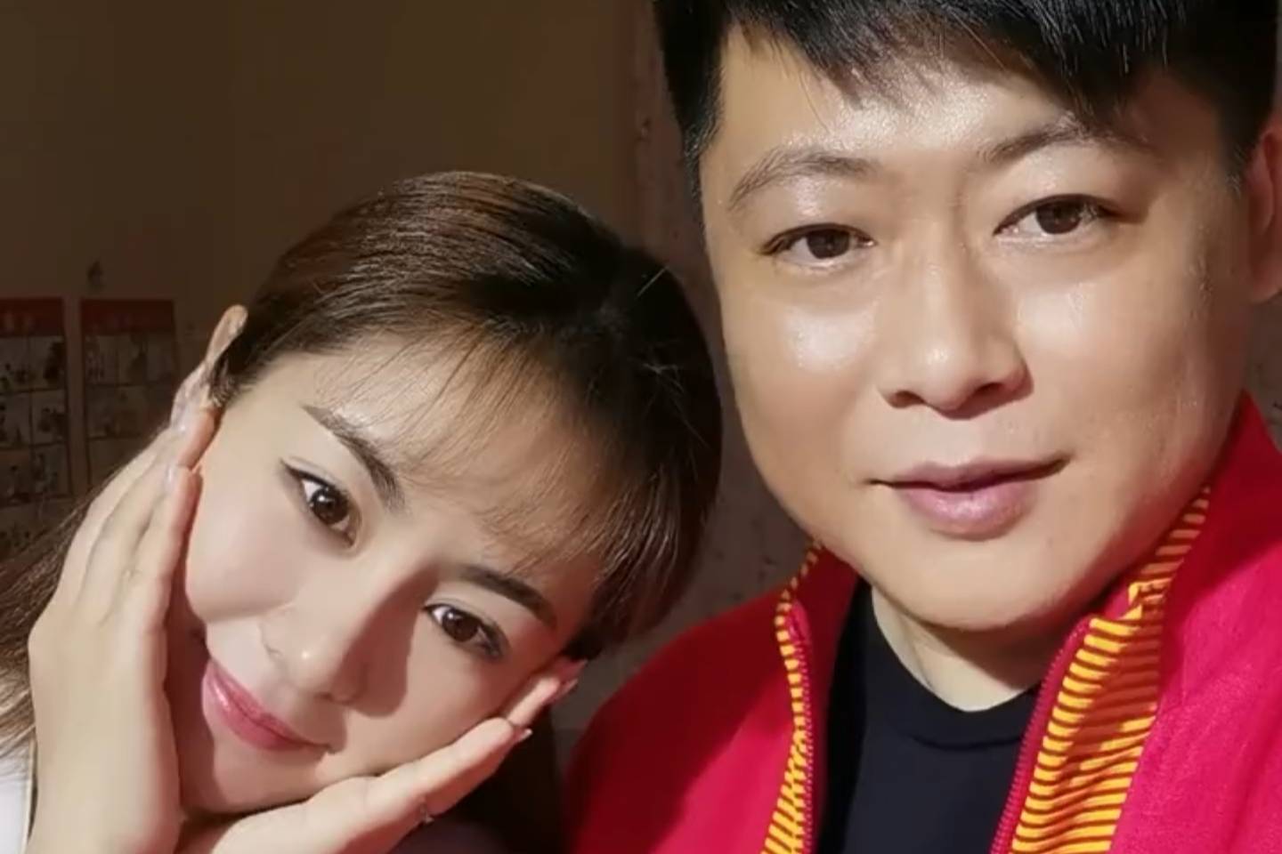 王小蒙戏外紧搂谢永强姿势亲密,合作14年似真夫妻,双方各有家庭_永强