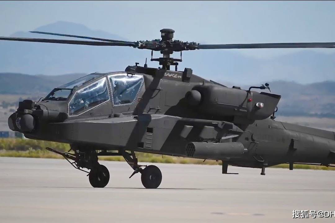 试验场的ah-64阿帕奇和uh-60黑鹰直升机_黑鹰直升机_阿帕奇