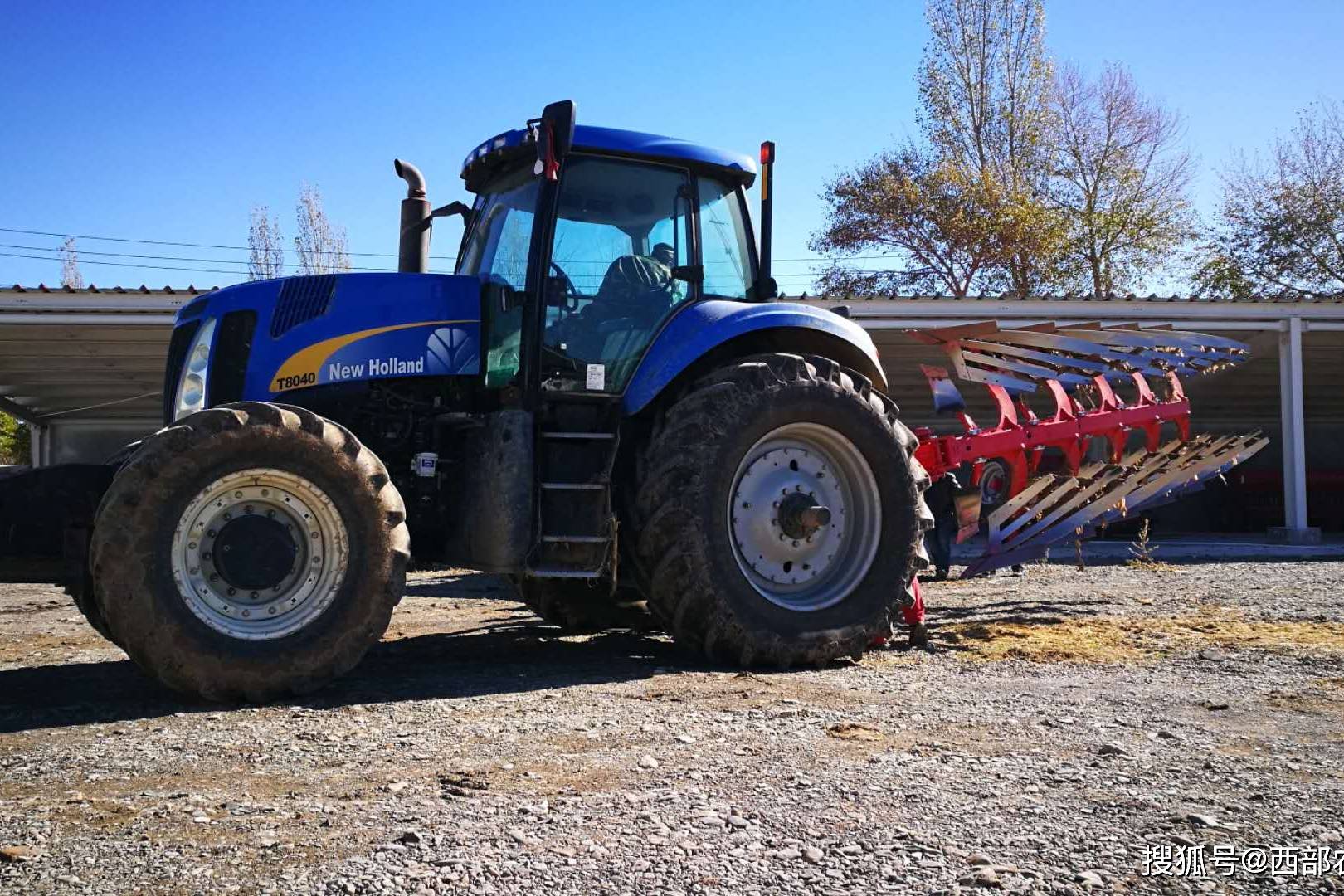 纽荷兰t8040配套贝松r8大间距五铧犁作业