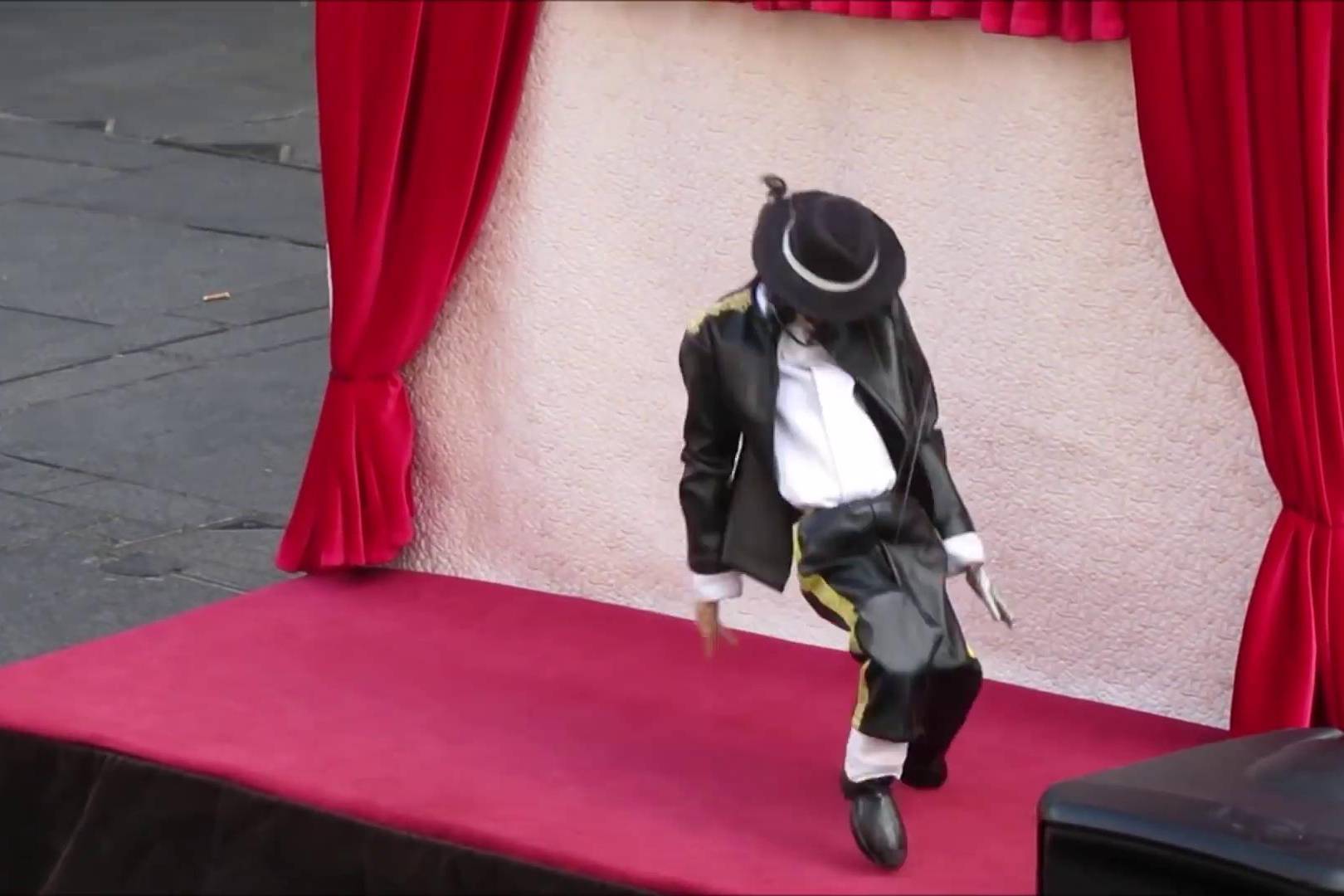 模仿杰克逊的木偶街头表演经典动作一个不落