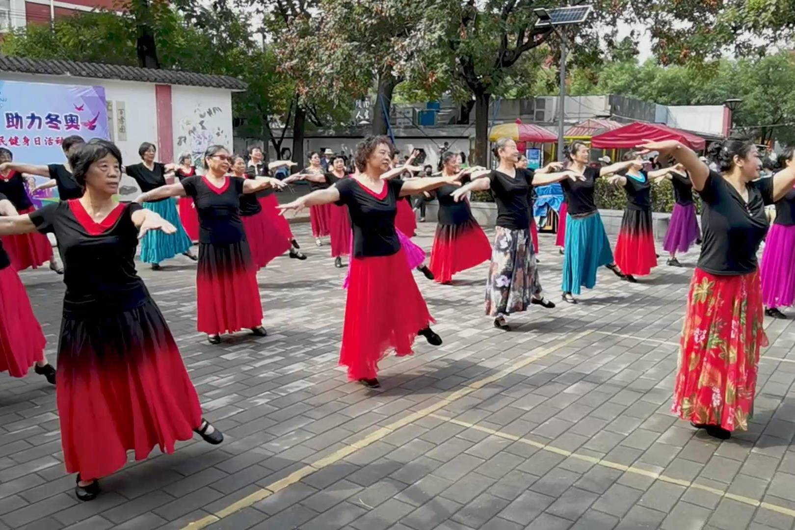 社区大妈们表演舞蹈《不忘初心》,庆祖国72周年华诞