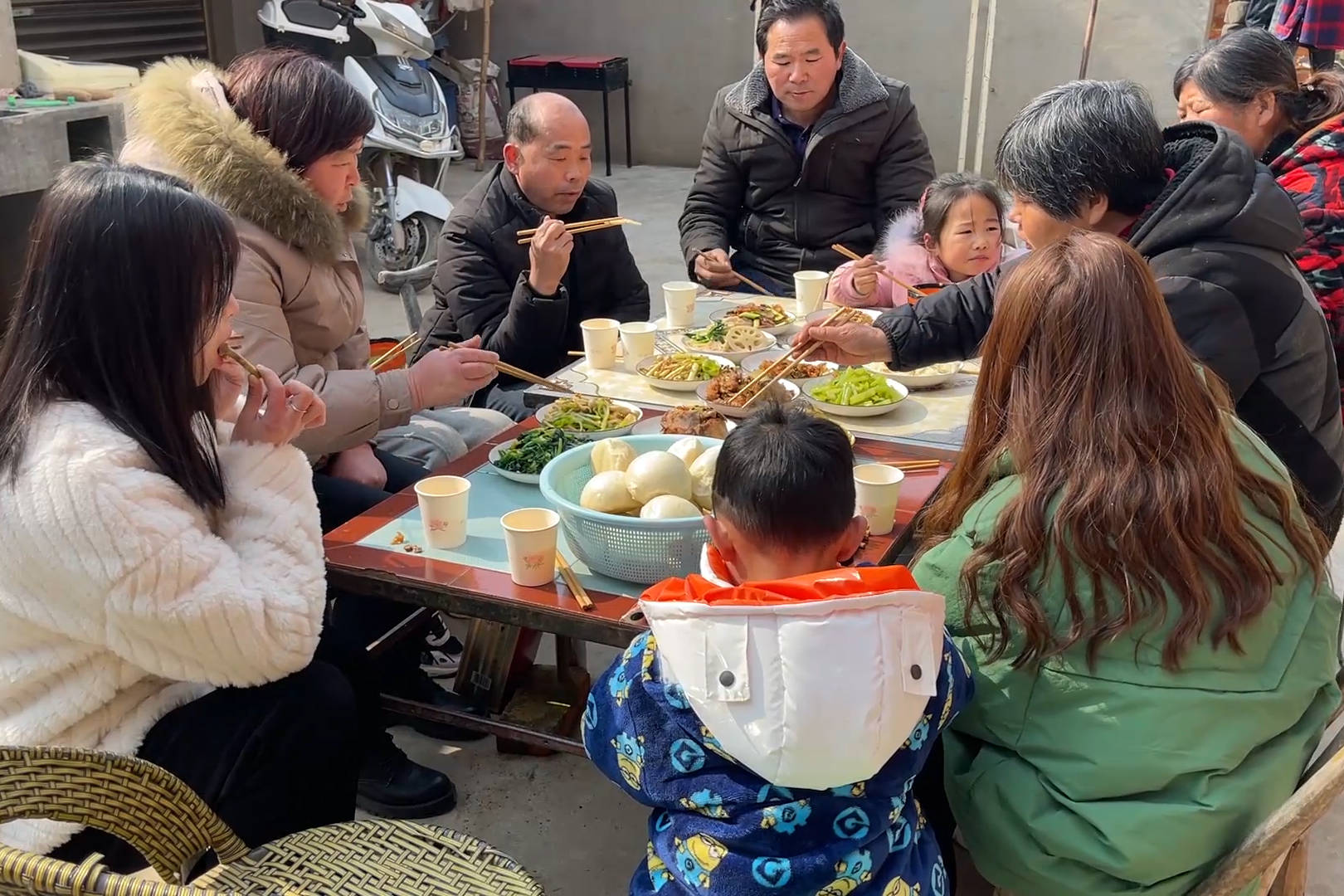 家里来亲戚了婆媳准备一桌子菜来招待热热闹闹真开心