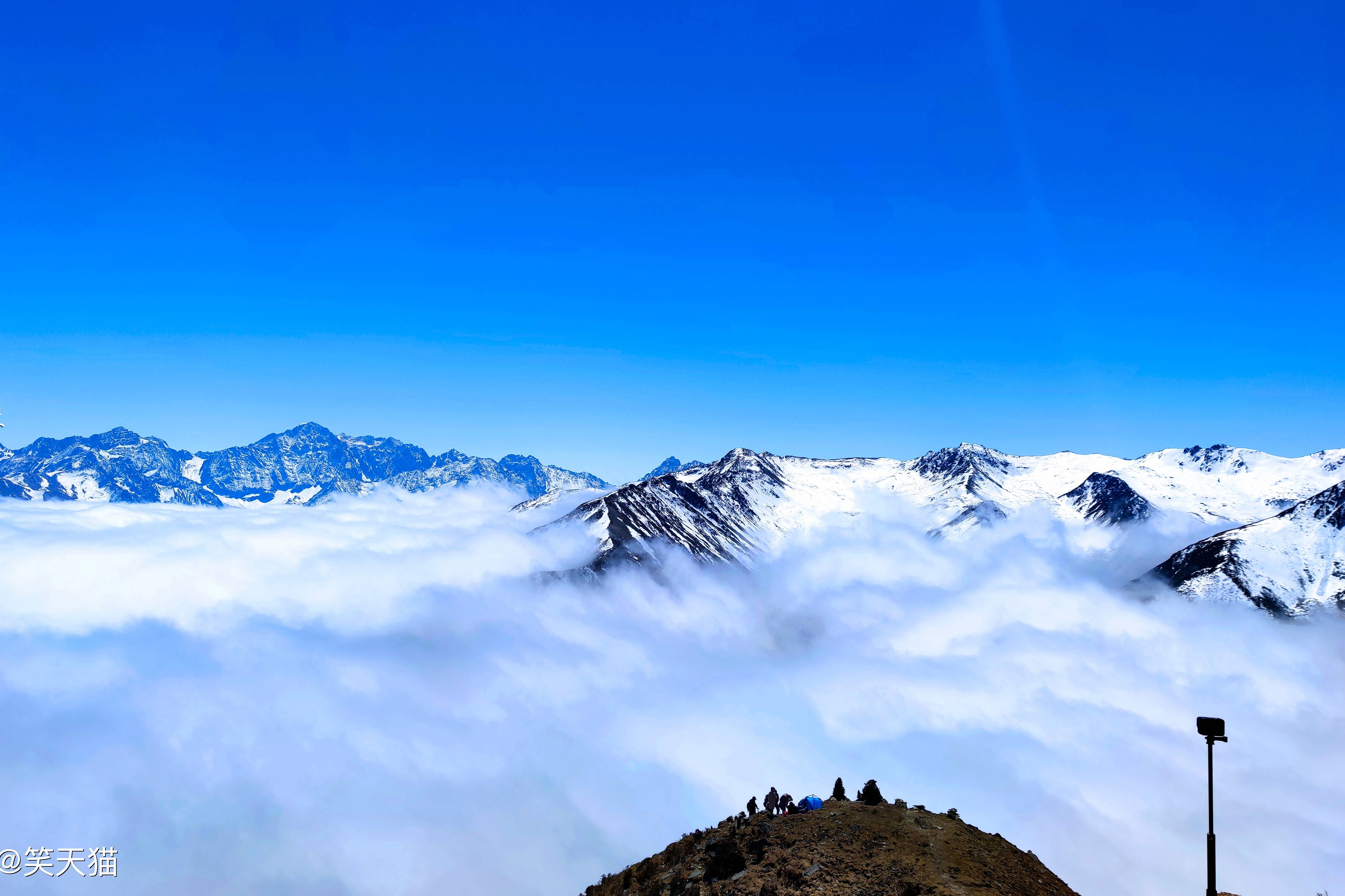 上天了徒步翻越巴朗山垭口到达熊猫王国之巅雪山云海天上人间