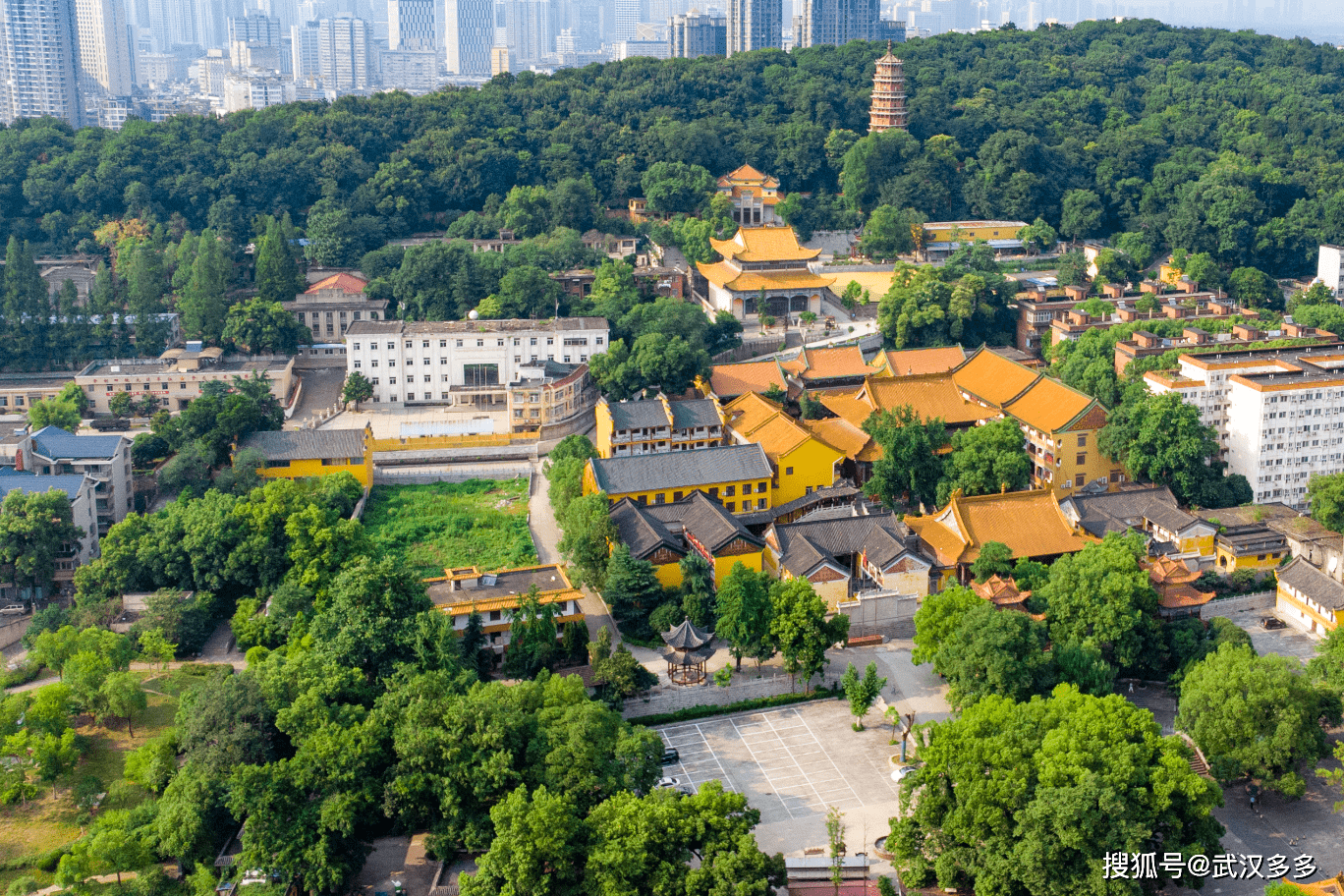 航拍皇家寺院宝通寺及古老的洪山宝塔