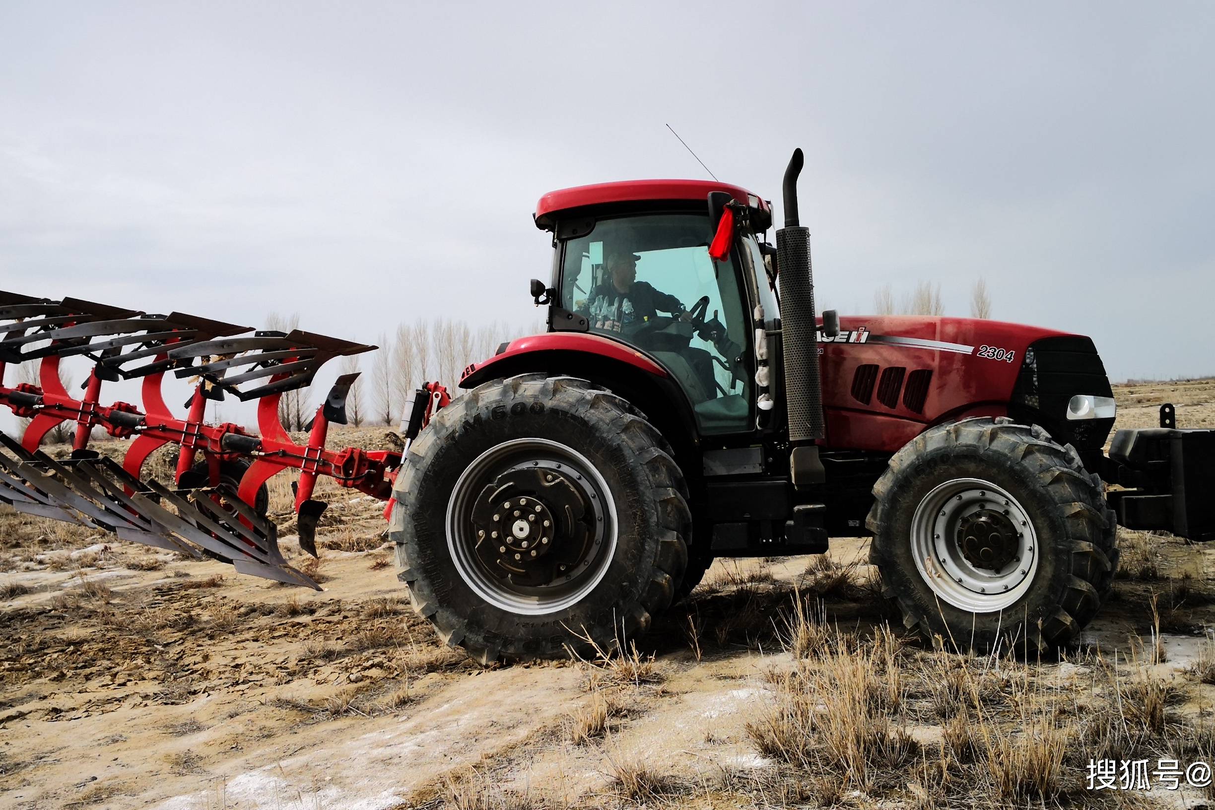 凯斯2304拖拉机带贝松液压不停机四铧犁作业!