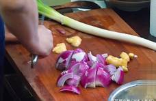 《向往的生活》黄磊做8人的饭，只放一个土豆，掀开锅盖时露馅了