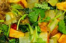 秋天，芹菜和韭菜放在一边，用它炖豆腐，嫩滑多汁，营养丰富！时令