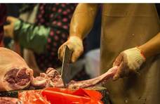 山东农村大叔大集上卖猪头肉，只要8块钱一斤，只有当地叔伯敢吃