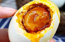 有的农村家庭腌制的咸蛋很香，蛋黄通红油光滑嫩，是如何制作的？