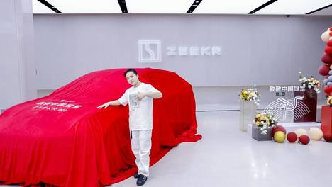 以冠军车敬冠军！极氪向刘清漪兑现001