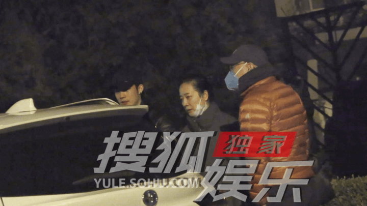 55岁陈小艺带儿子聚餐，刘恒甫高大帅气，你觉得合适吗？
