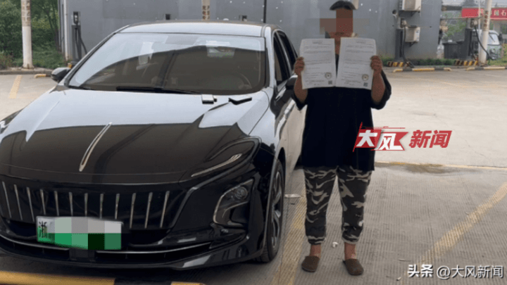因停车距离起纠纷坚决不下车，两乘客被拘留7日，司机在事件中有问题吗?