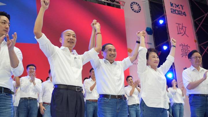 韩国瑜与侯友宜互动热络，他会选择站在侯的身边吗？