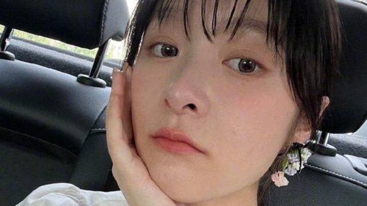 Lisa晒疯马秀内场照，仅披红袍疑确认全裸，你觉得她是故意的吗？